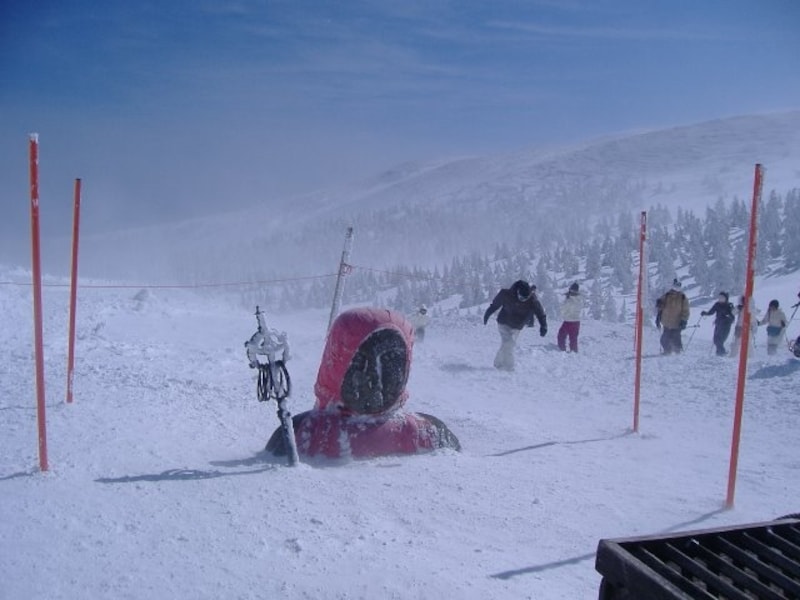 雪に埋もれた蔵王地蔵尊