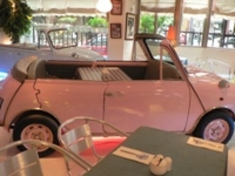 手前のピンクの車が予約が必要な席。他は予約なしでもOK