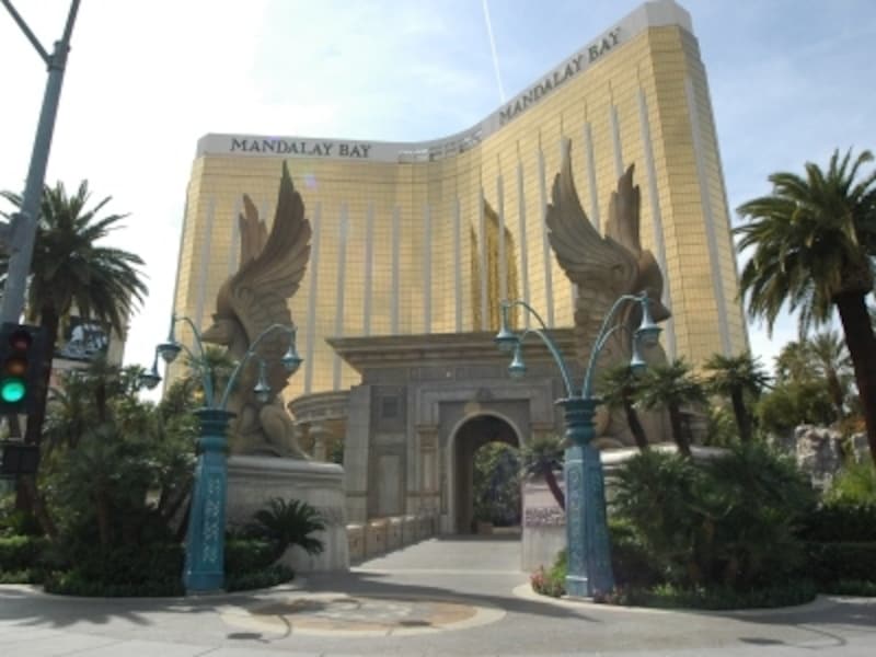 1日のスタートはストリップの南の端マンダレイベイから！