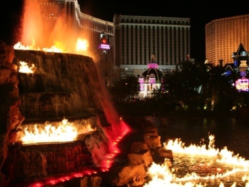 案外迫力ある後ろからの火山ショー