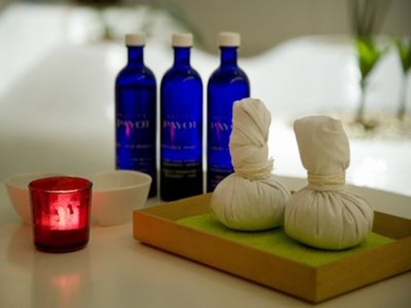 サロンはとってもスタイリッシュ！ 照明のカラーにも癒されます