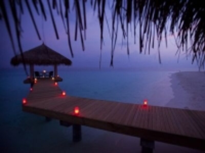 星空の下でのディナーはふたりの記憶に深く刻まれるはず(C)Velassaru Maldives