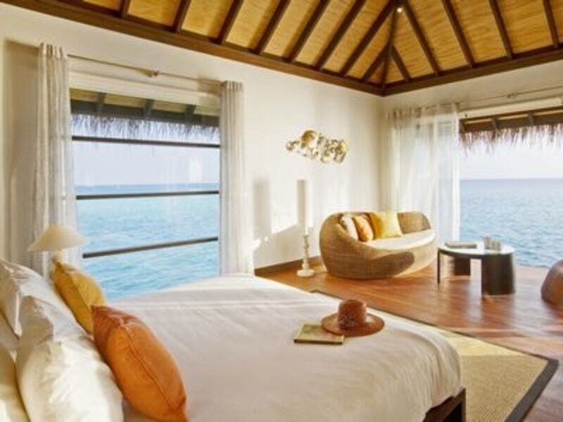 モルディブの海をすぐそばに感じられる水上バンガロー(C)Velassaru Maldives