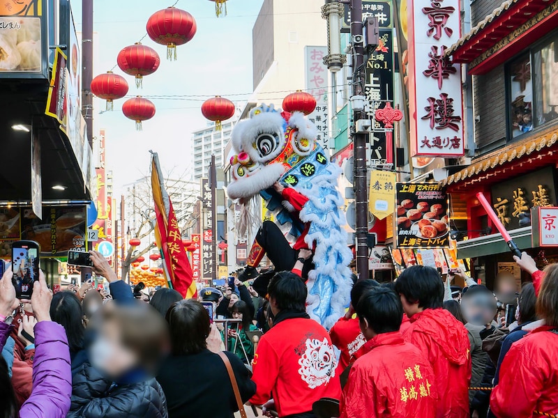 横浜中華街を獅子が巡る「採青(つぁいちん)」の様子(2024年撮影)