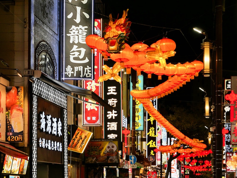 中華街大通りに国内最大級の龍のランタンが点灯する「2026春節燈花」の様子(2026年撮影)