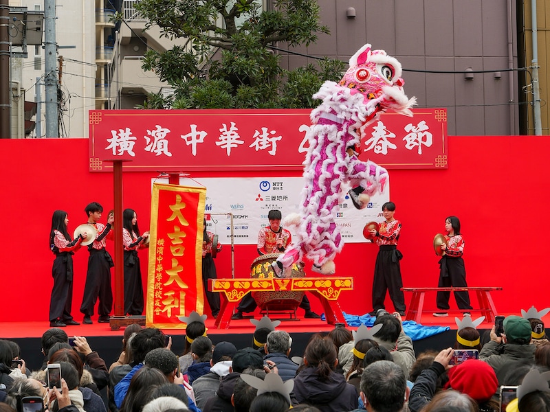 春節娯楽表演では中国伝統芸能を披露(2024年撮影)