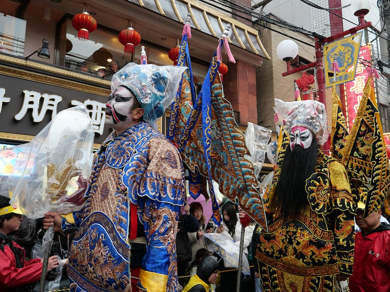 祝賀パレード「祝舞遊行」では皇帝衣装隊や獅子舞、中国舞踊などが目の前で繰り広げられる(2024年撮影)