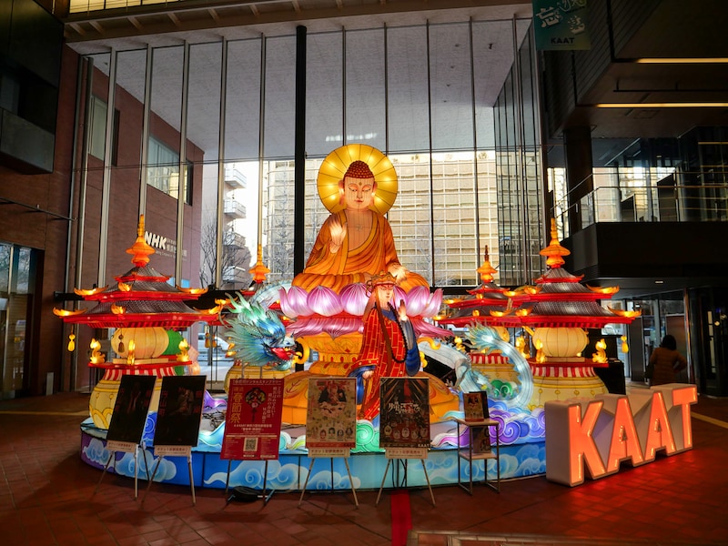 約60カ所でランタンオブジェが点灯する「横浜春節祭」。KAAT 神奈川芸術劇場では大迫力の「西遊記」のランタンが設置(2026年撮影)