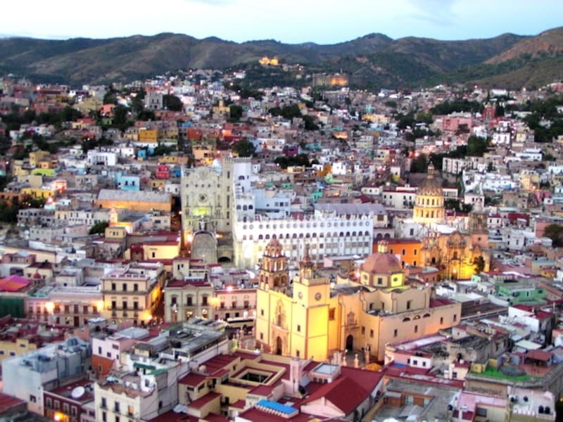 絵本みたいにカラフルなグアナファトの町並み