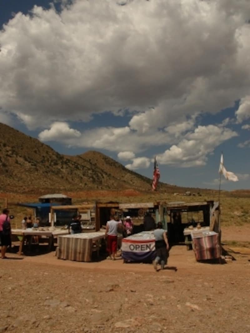 道端の露店では値段交渉も可能