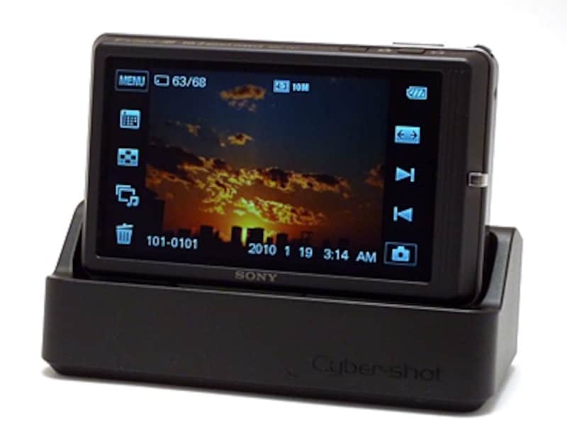 液晶ディスプレイは92万画素とかなりの高精細となる。