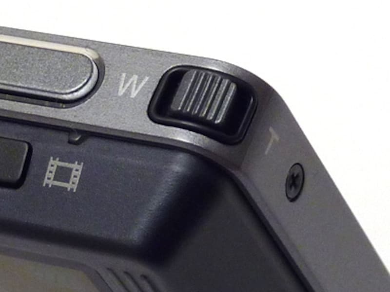 右肩にちょこっと乗っている感じのズームレバーはやや使いづらい。