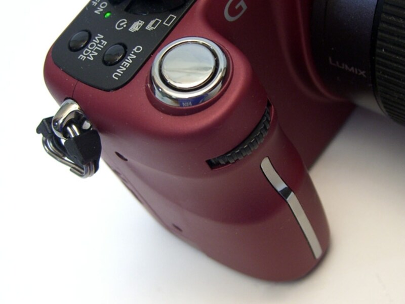 あまり知られていないがシャッターは可動部分であるため、消耗品なのである。