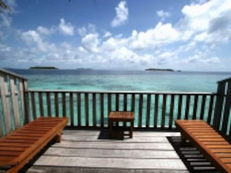 水平線に島々が浮かぶ景色が愛でられる水上コテージ