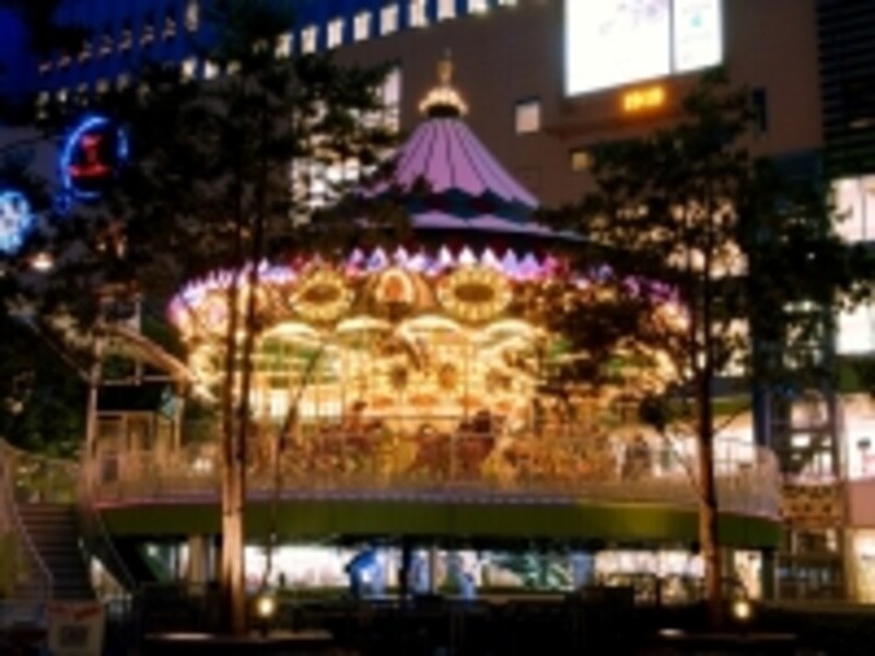 夜ライトアップされたアトラクションは絵になる光景。こちらは水上メリーゴーランド『ヴィーナスラグーン』