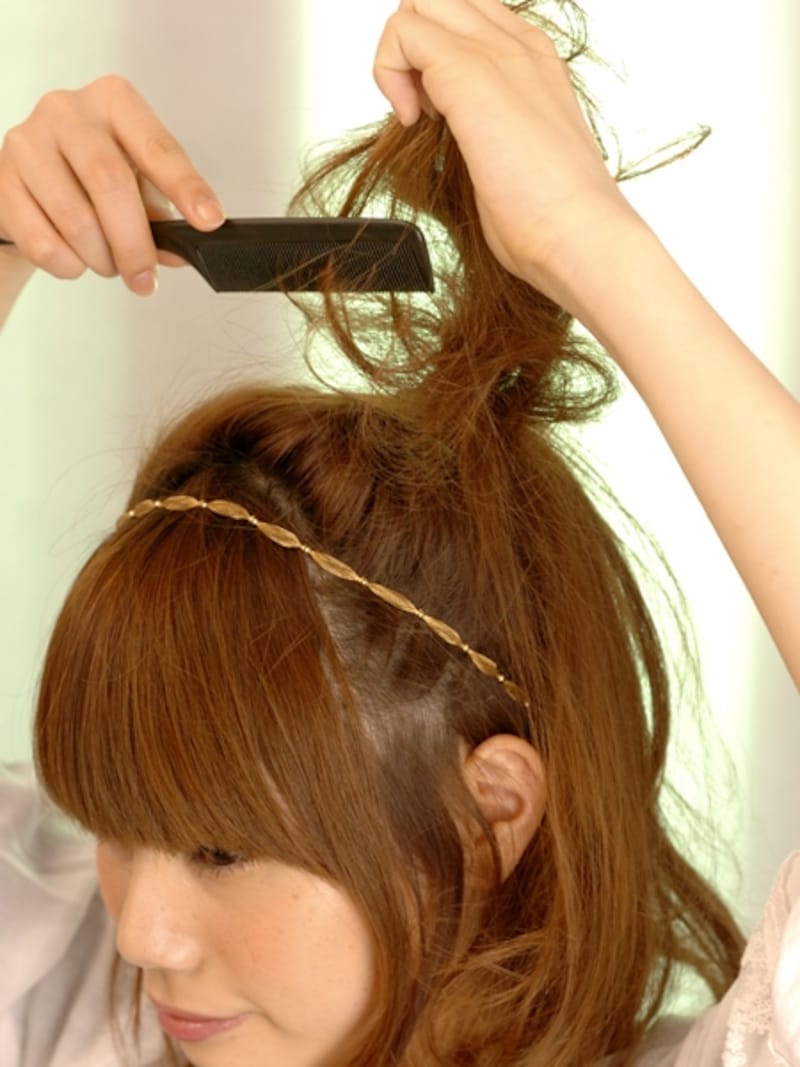根元までしっかりと逆毛を立てる