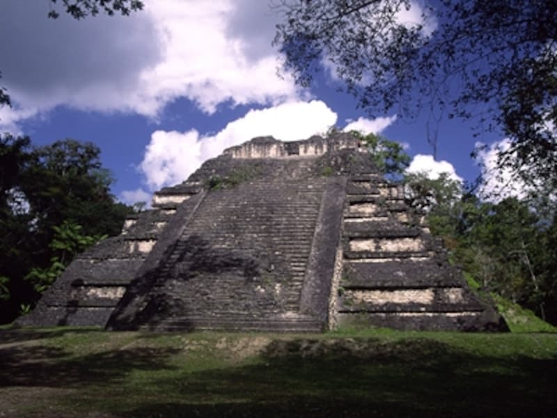 タルー・タブレロ型神殿。タルー（傾斜面）とタブレロ（垂直面）を重ねたピラミッドは、テオティワカンのピラミッドにそっくり ©牧哲雄