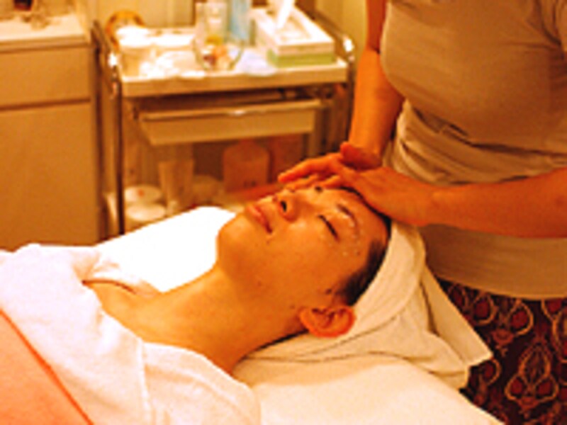 目元のゴマージュ