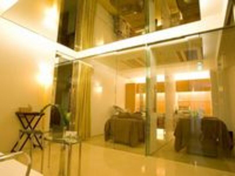 ガラス張りの個室