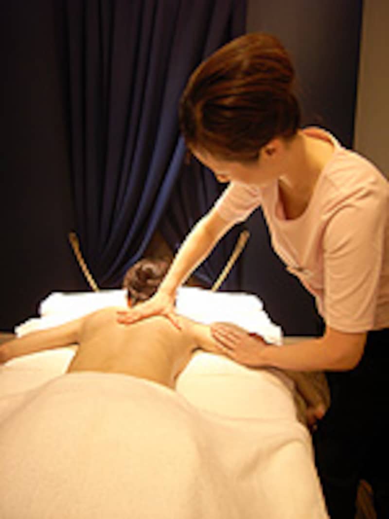 背中マッサージ