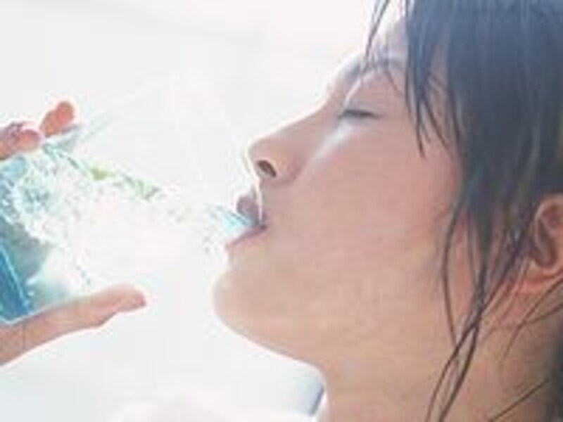水を飲む女性