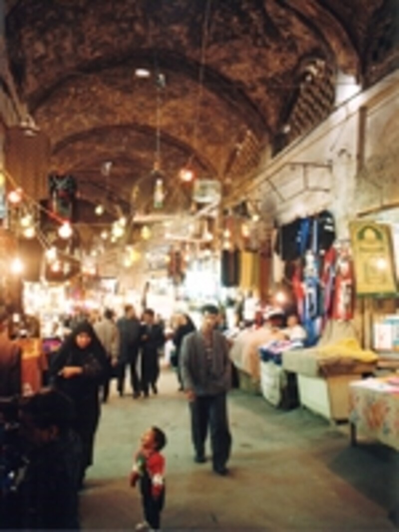 バザール内。入り口付近には観光客用の店やインターネット・カフェもあるが、奥へ進めば観光客はほとんどいない ©牧哲雄