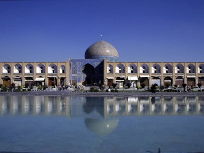ミナレット（礼拝の呼びかけを行う塔）がないシェイク・ロトフォラー・モスク。世界でもっとも美しいといわれるモスクのひとつ ©牧哲雄