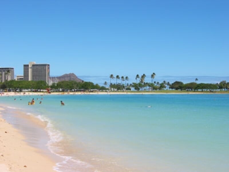 ワイキキビーチに比べて騒がしくなく、穏やかな雰囲気のビーチ。朝夕はジョギングやウォーキングで汗を流す人の姿も