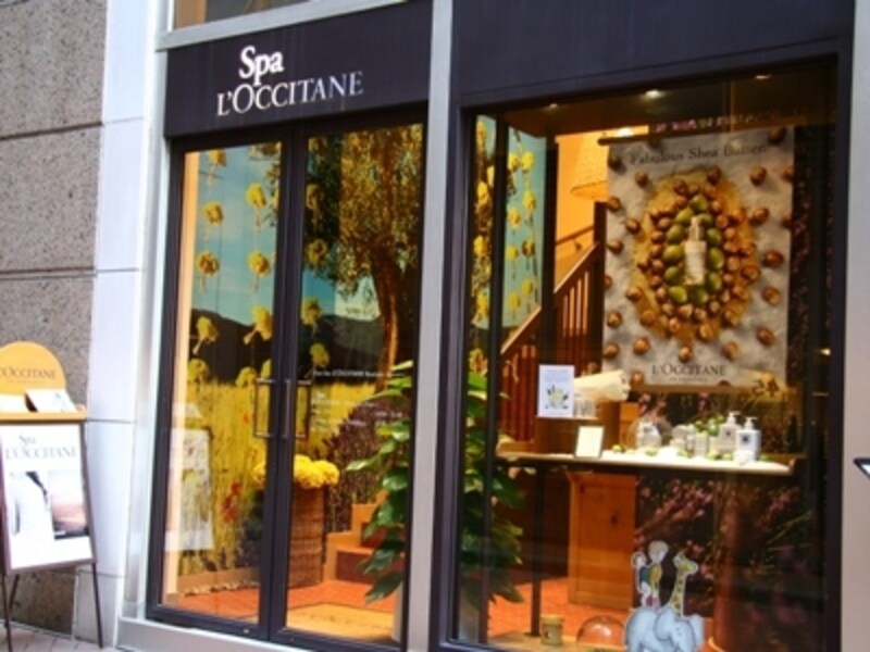 1階受付があり、ショップとトリートメントは2階