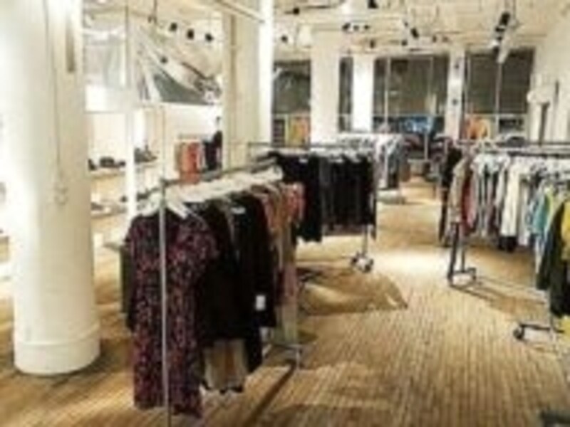 洋服以外に靴も充実した店内