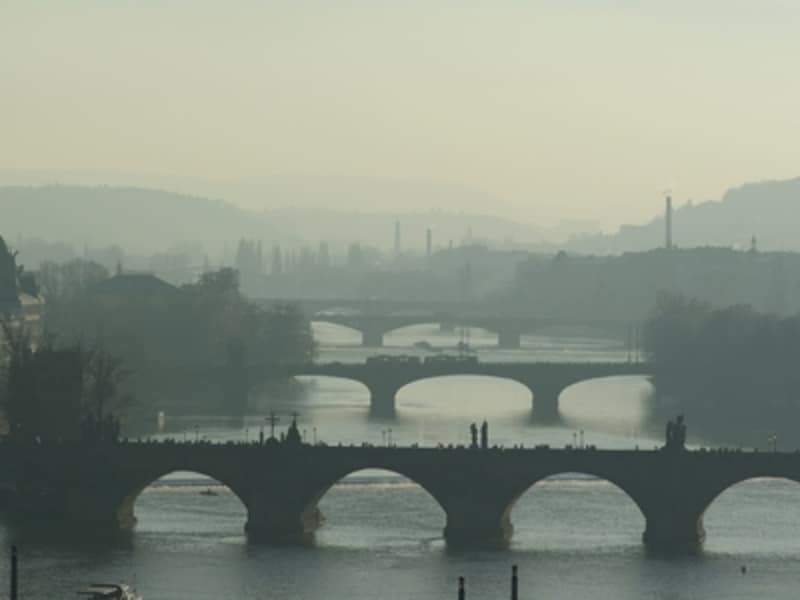 朝靄に包まれたヴルタヴァ川。手前はカレル橋