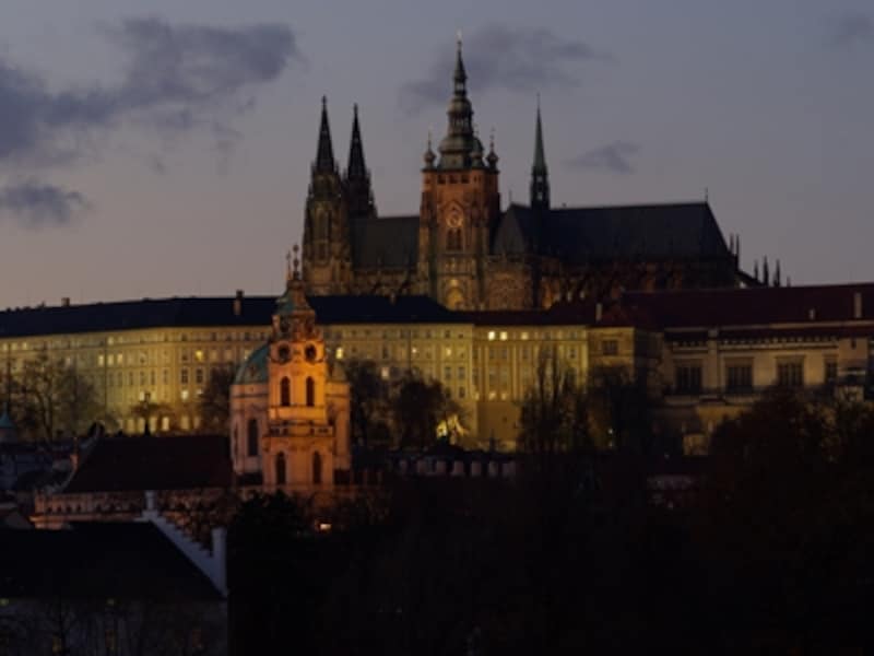 聖ヴィート教会の尖塔が威厳を放つプラハ城