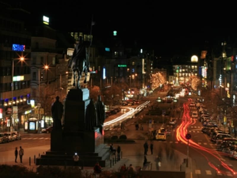 ヴァーツラフ広場の夜景。手前はボヘミアの守護神である聖ヴァーツラフ像
