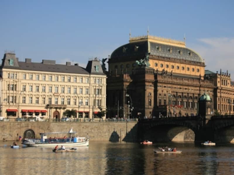 ヴルタヴァ川沿いに建つ国民劇場(右側)。左手の建物の一階にカフェ・スラヴィアがある