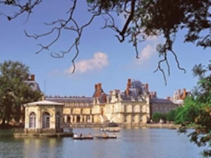 自然と華麗な歴史が調和したフォンテーヌブロー宮殿内の池 © Office de Tourisme du Pays de Fontainebleau
