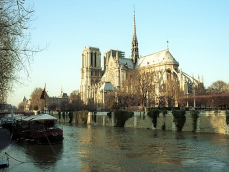 セーヌ川に浮かぶノートルダム大聖堂も見逃してはならないパリの重要スポット © Paris Tourist Office - Photographe : Amélie Dupont