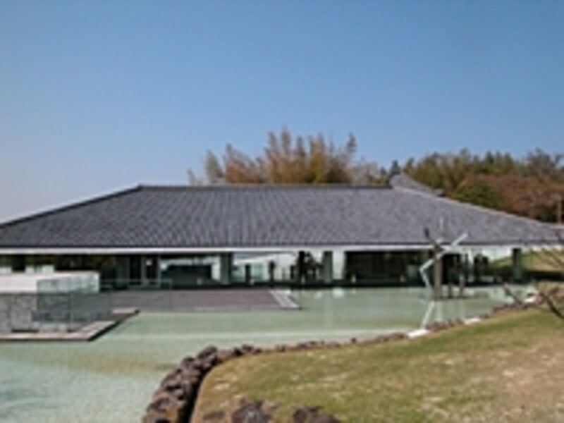 隣の新薬師寺との調和に配慮した建物