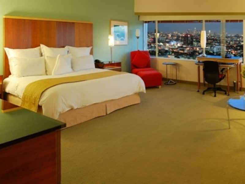 部屋は豪華でスタイリッシュ (C)Renaissance Hollywood Hotel & Spa
