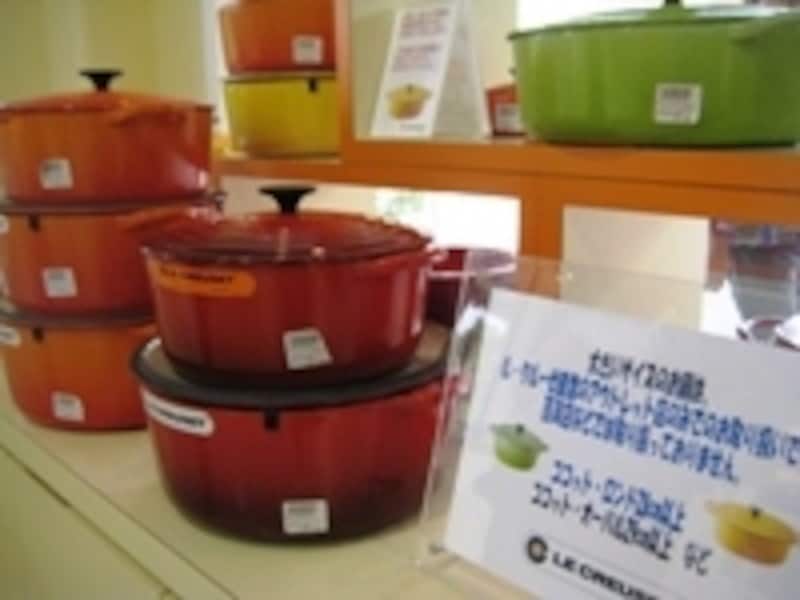 百貨店には取りそろえのない大きなサイズを用意できるのもショップが広いアウトレットだから