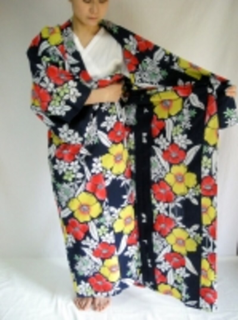 手は床と並行に動かす