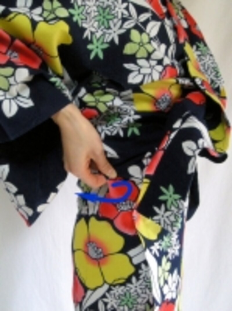 後ろ向きにたたむ