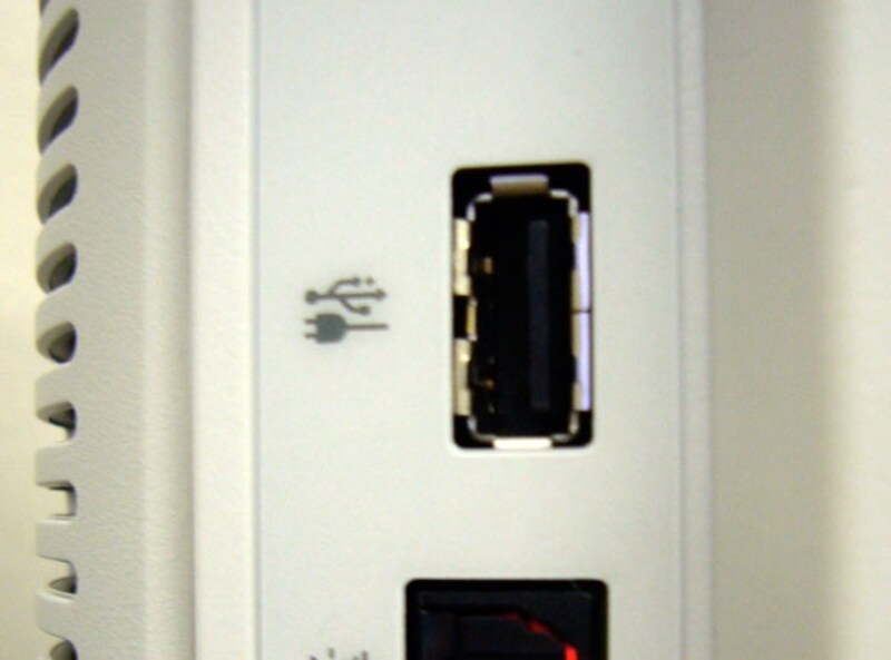 オフ時に給電できるUSBポートには電源マークが描かれている