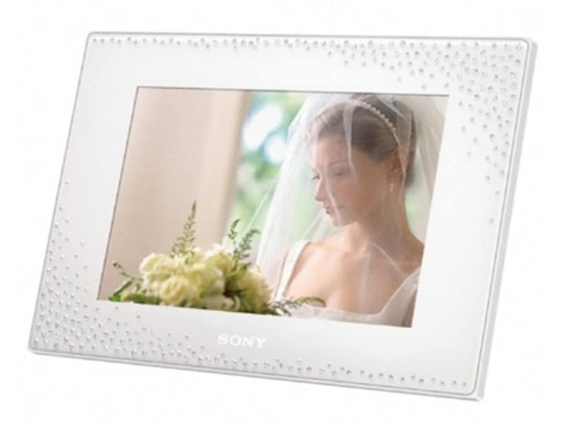 ホワイトにオーロラ・ボーリエイラス加工のビーズをあしらった「DPF-D75（WZ）」