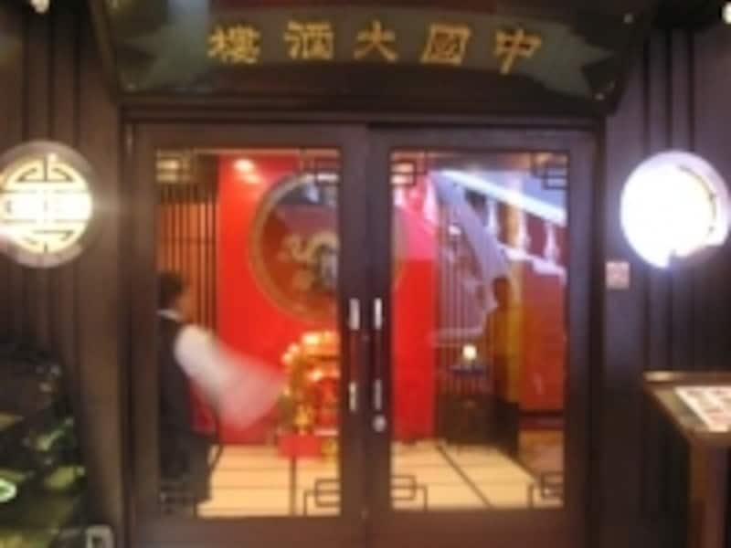 シーロム、スリウォン周辺のホテルに泊まっている人や、ジムトンプソンの本店に訪れる人には、立ち寄ってもらいたい(c)yoko sakamoto