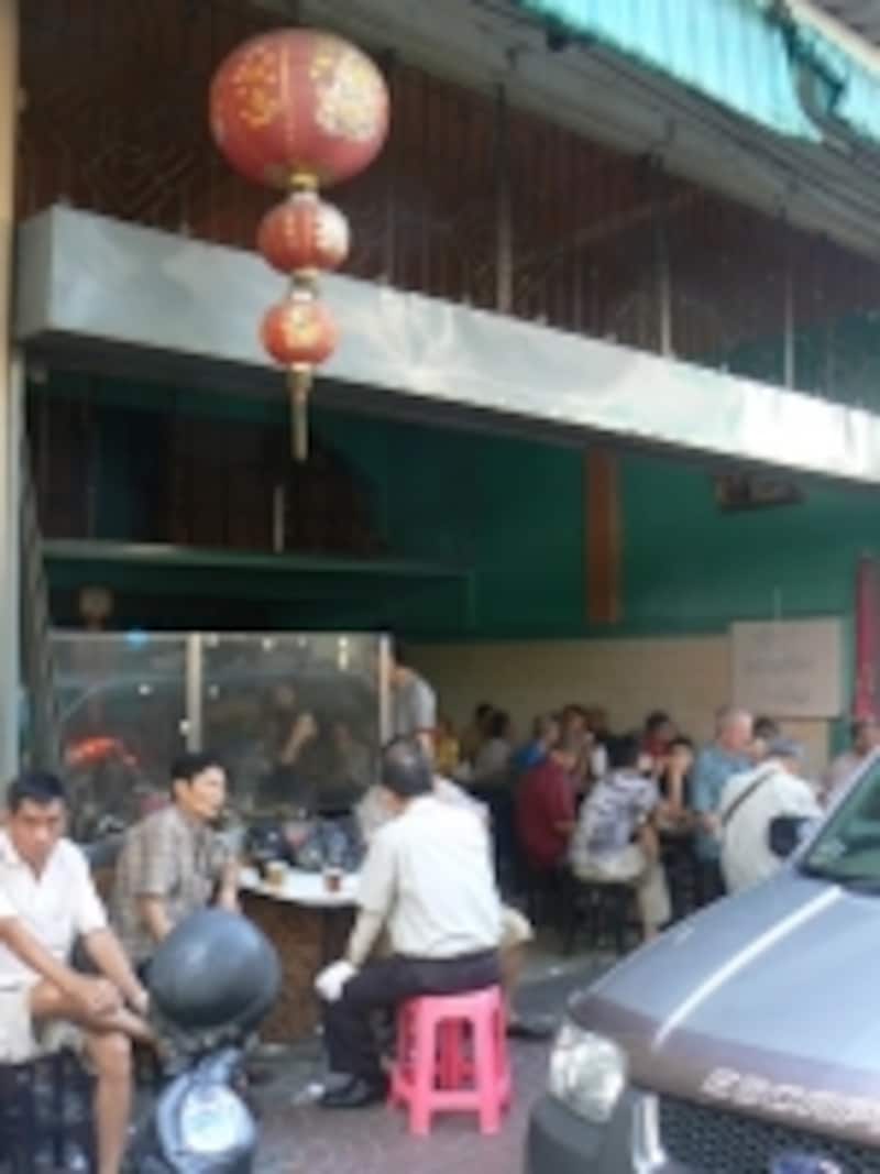 1960年代のバンコクを彷彿とさせる店の雰囲気は、中華街ならでは
