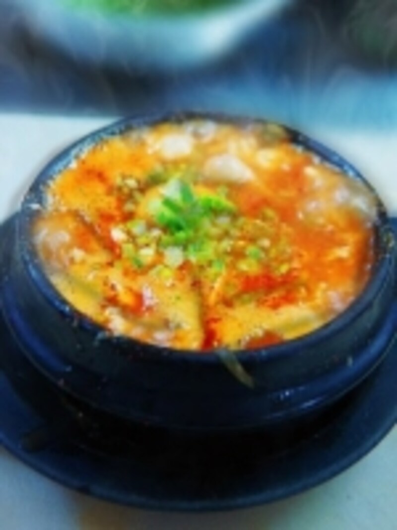 人気メニューのスンドゥブ（豆腐）チゲ。メニューはすべて日本語の上、スタッフも日本語が話せるので言葉の心配もなし！