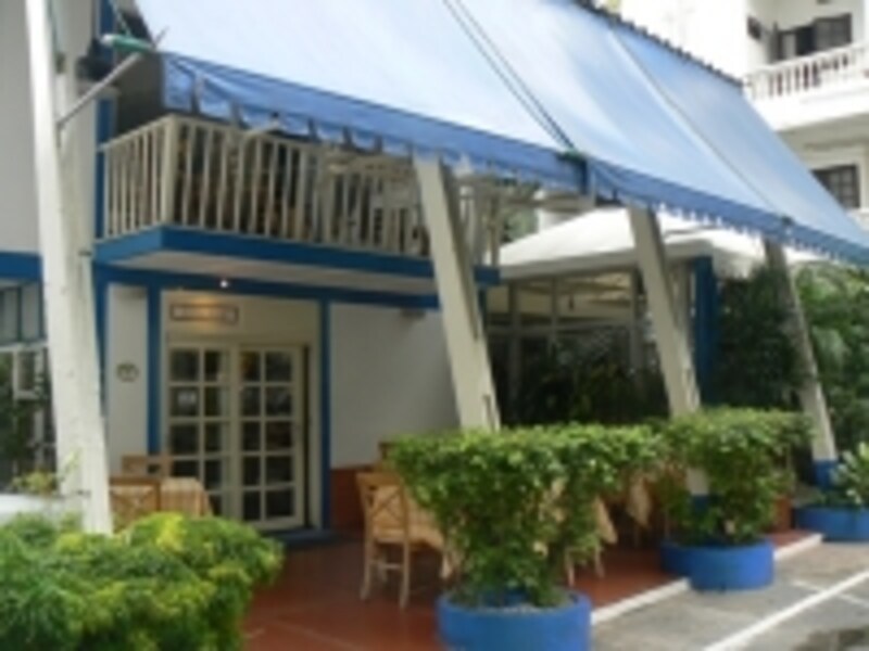 同じソイにあるヴィラマーケットというスーパーでワインを買って、店内に持ち込むこともできる（持ち込み料1本につき2～300バーツ程度）