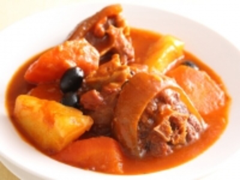 オックステールのトマトソース煮。「レオンレストラン」にて撮影。 (c) Miyuki Kume