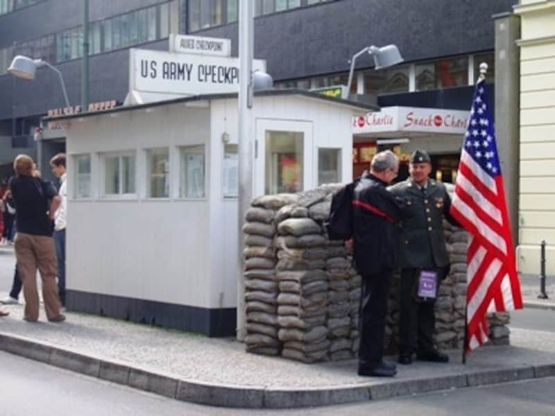 チェックポイント・チャーリーには記念撮影業者も常駐