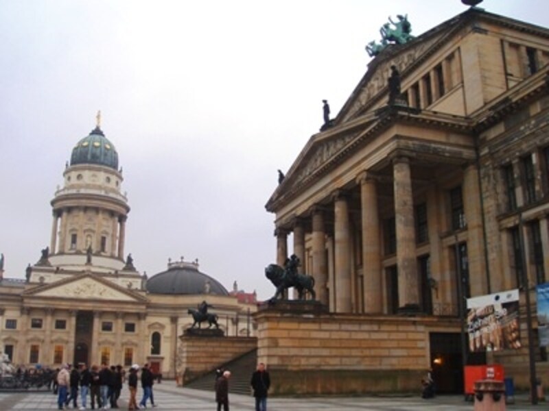 ジャンダルメンマルクト周辺は人気のショッピングエリアでもあります